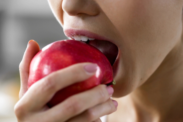 estos son los efectos que produce en el cuerpo comer manzana antes de ir a dormir