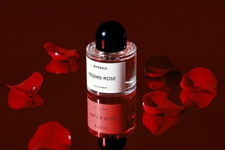 los perfumes de mujer con olor a rosas más exquisitos e irresistibles