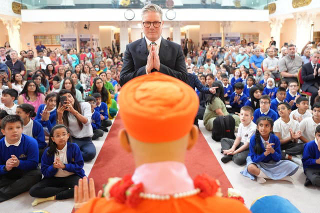 in pictures: starmer says namaste to final days of campaigning