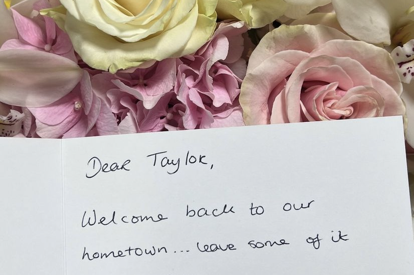 taylor swift given sweet gift by major irish star with cheeky message ahead of irish gig