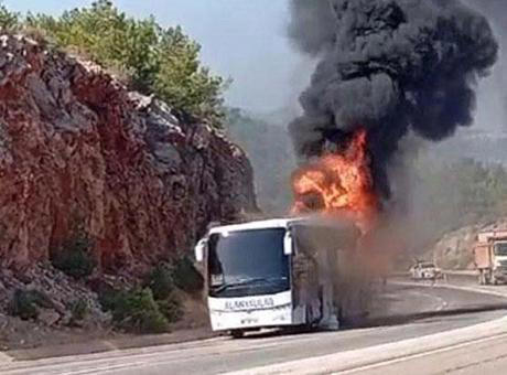 mersin'de 34 yolcu bulunan otobüsü bir anda alev aldı