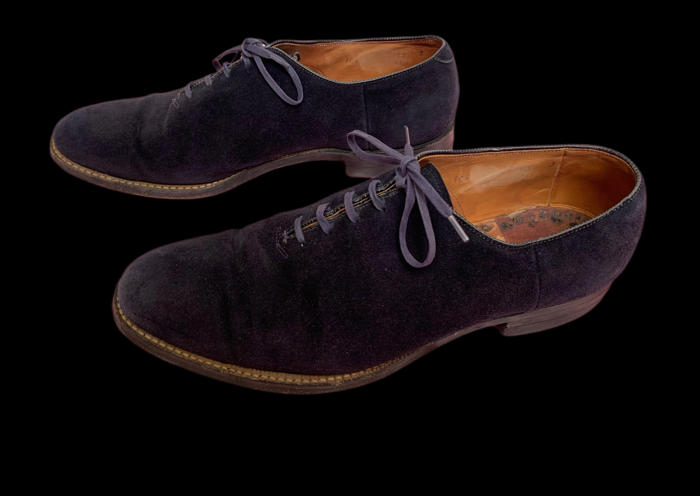 elvis presley’s blue suede shoes fetch £120,000 at auction