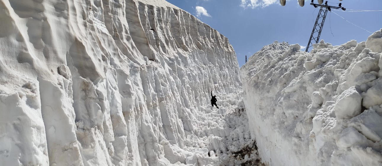 yaz mevsiminde 8 metrelik kar tünelleri