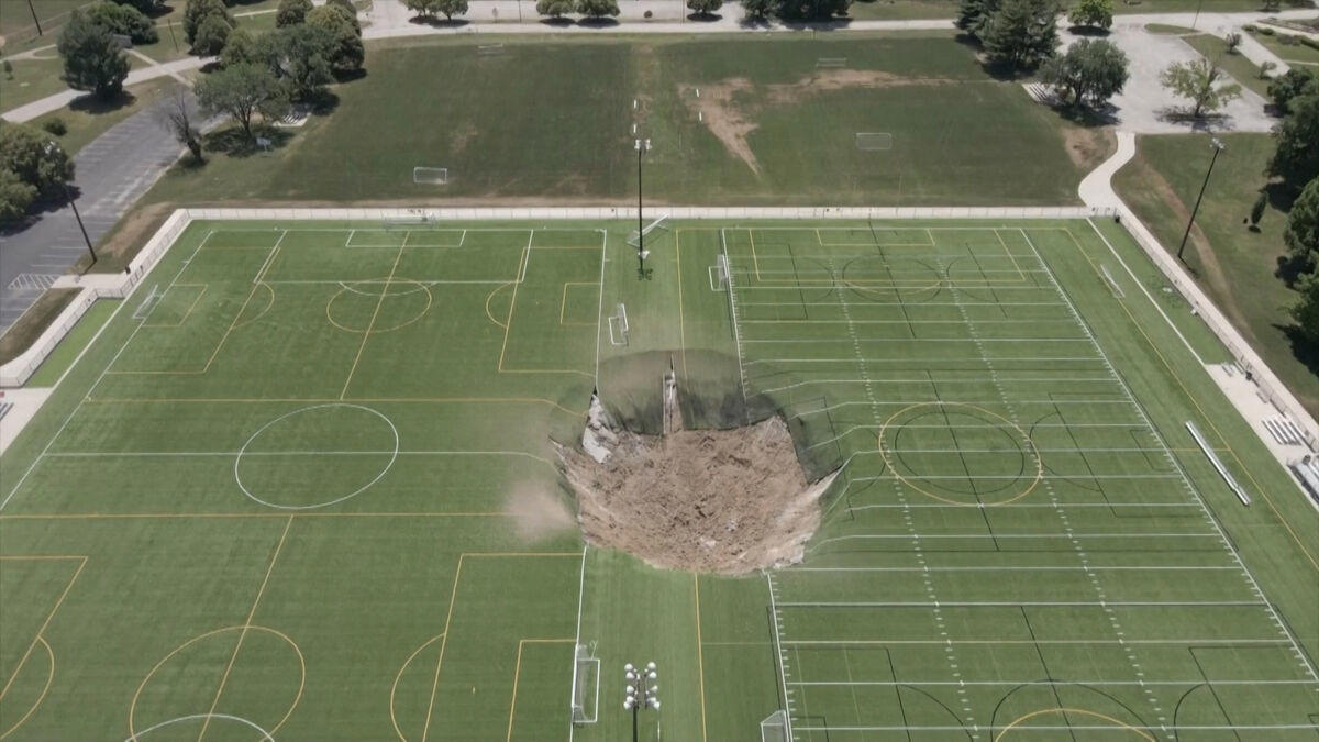 vidéo. états-unis : un trou gigantesque de 30 mètres aspire un terrain de football