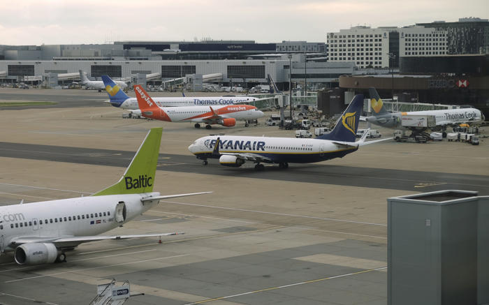 klimaaktivister pågrepet for planer om å forstyrre britiske flyplasser