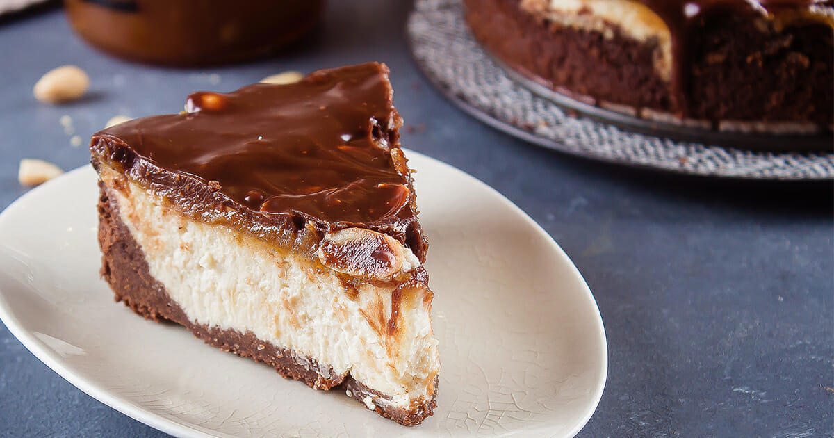 förföriskt gott: cheesecake med snickerstäcke – så enkelt får du gästerna att tigga om mer