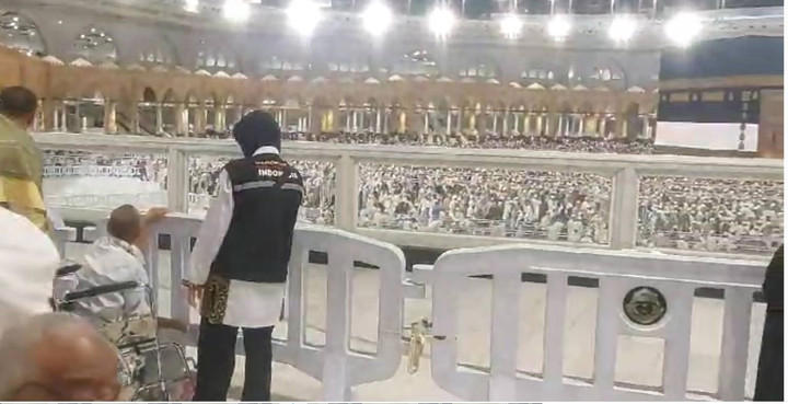 haru bahagia 3 jemaah haji lansia saat pertama melihat & berdoa di depan ka'bah