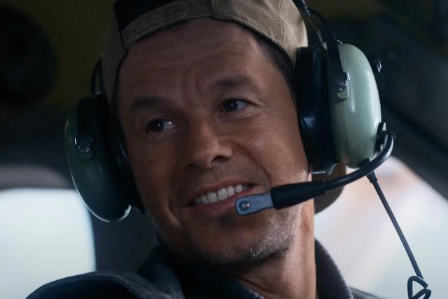 mark wahlberg filmed “flight risk ”with mel gibson in just 22 days: 'he knew exactly what he wanted' (exclusive)