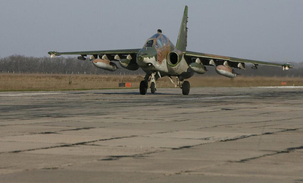 oekraïne schiet su-25 gevechtsvliegtuig neer in de regio donetsk