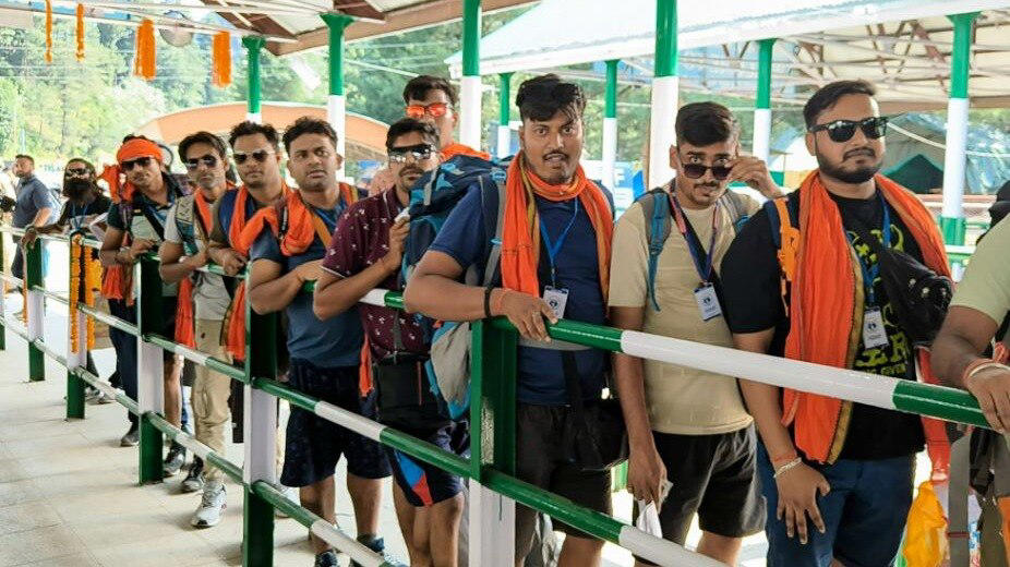 amarnath yatra: over 4,600 pilgrims arrives in kashmir to rousing reception