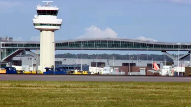 βρετανία: σκηνές απόλυτου χάους στο αεροδρόμιο gatwick - επιβάτες έχουν εγκλωβιστεί στα αεροπλάνα