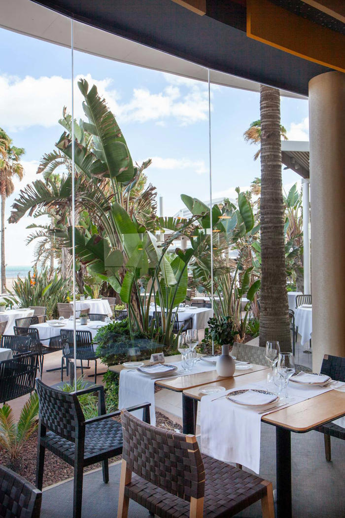 ¡bienvenido julio! terrazas frente al mediterráneo para disfrutar de sobremesas eternas