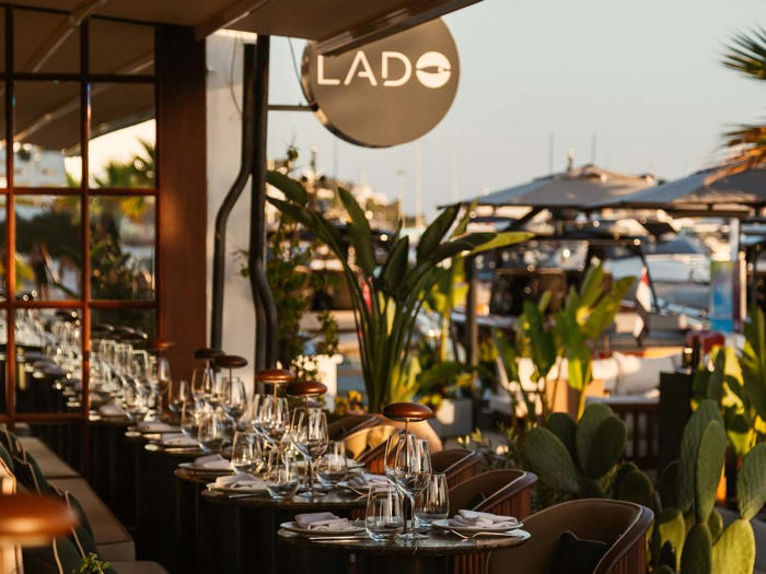 ¡bienvenido julio! terrazas frente al mediterráneo para disfrutar de sobremesas eternas