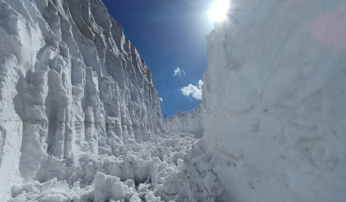 yaz mevsiminde 8 metrelik kar tünelleri