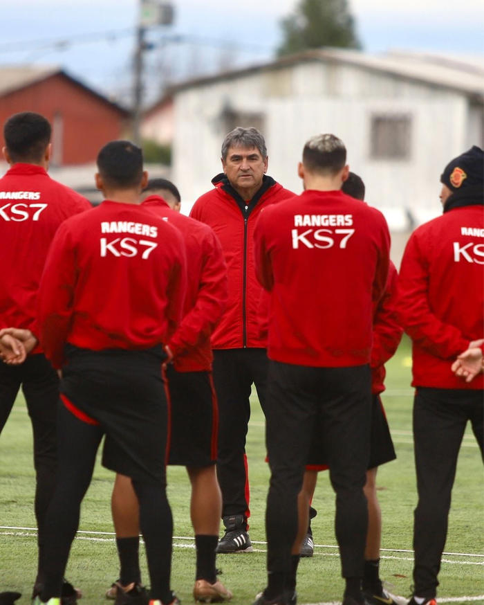 conflicto por una indisciplina en el fútbol chileno: “si no me hace caso...”