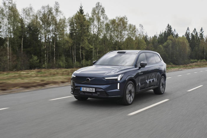 2025 volvo ex90 will reach customers with missing features