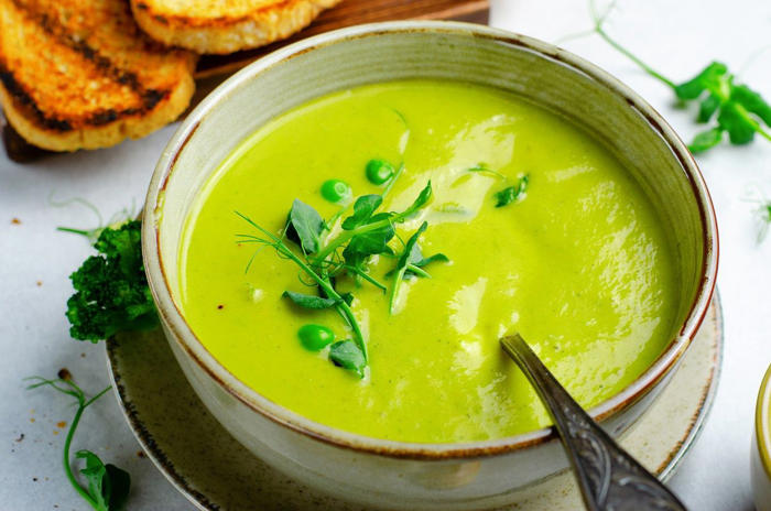 magiczna zupa z niczego: wystarczy jedno warzywo i ser, a efekt zachwyci całą rodzinę