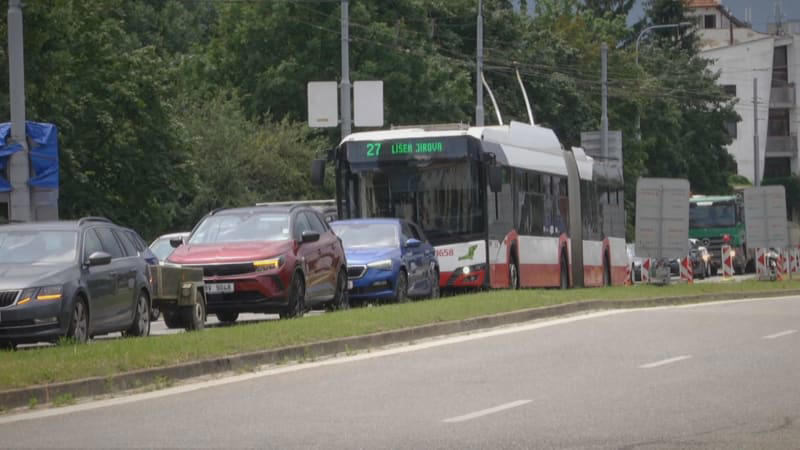 české silnice ucpaly dlouhé kolony. čekají se i o víkendu, které úseky jsou nejkritičtější?