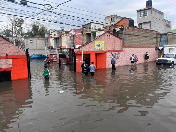 fotos y videos: a bordo de lanchas, rescatan a decenas de personas atrapadas por la inundación en cuautitlán
