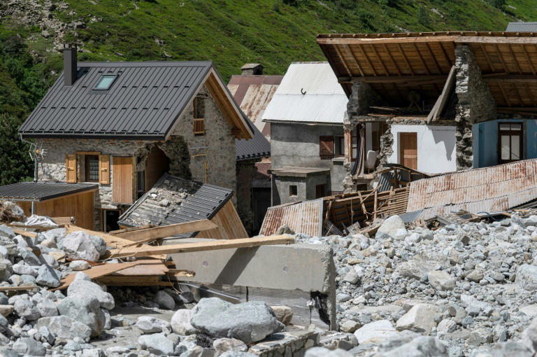 spectacle de désolation à la bérarde, hameau alpin dévastée par les crues