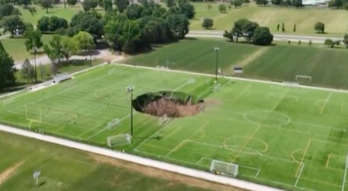 vídeo capta momento en que socavón ‘devora’ parte de un campo de fútbol en ee. uu.