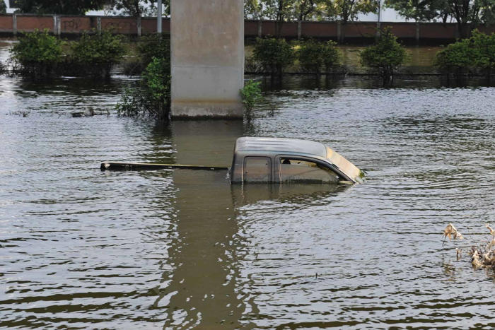 google maps engana-se e arrasta condutor para estrada inundada