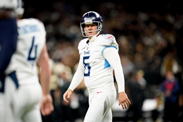 39-year-old kicker addresses decision to re-sign with titans