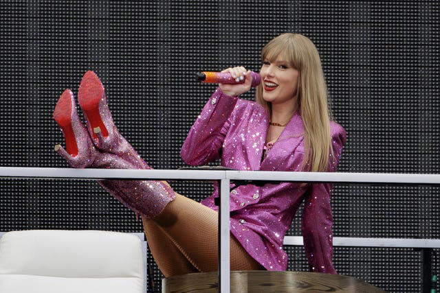 taylor swift delights dublin fans as she praises irish storytellers and accents