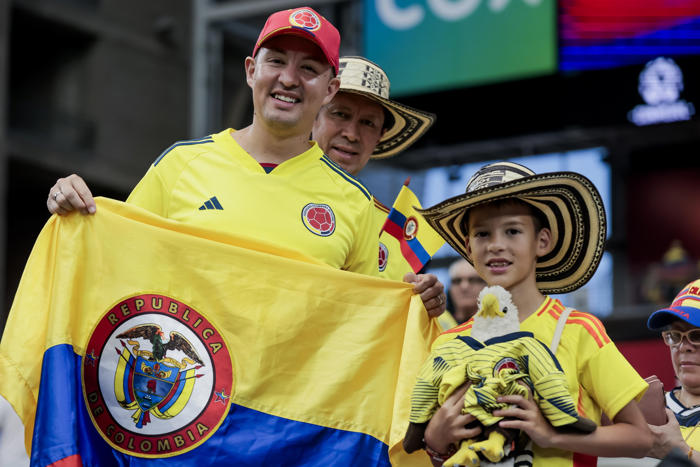 colombianos y costarricenses, una sola bandera en el calor de glendale
