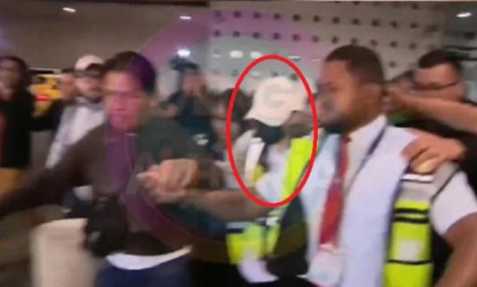Belinda arma tremendo alboroto en aeropuerto, tras disfrazarse para huir de la prensa. FOTO: CAPTURA DE VIDEO