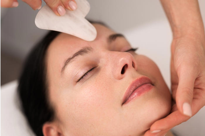 ¿cómo hacer masaje para levantar las cejas con gua sha? te encantarán los resultados