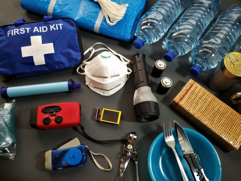 temporada de huracanes; ¿qué incluir en la mochila de emergencia?