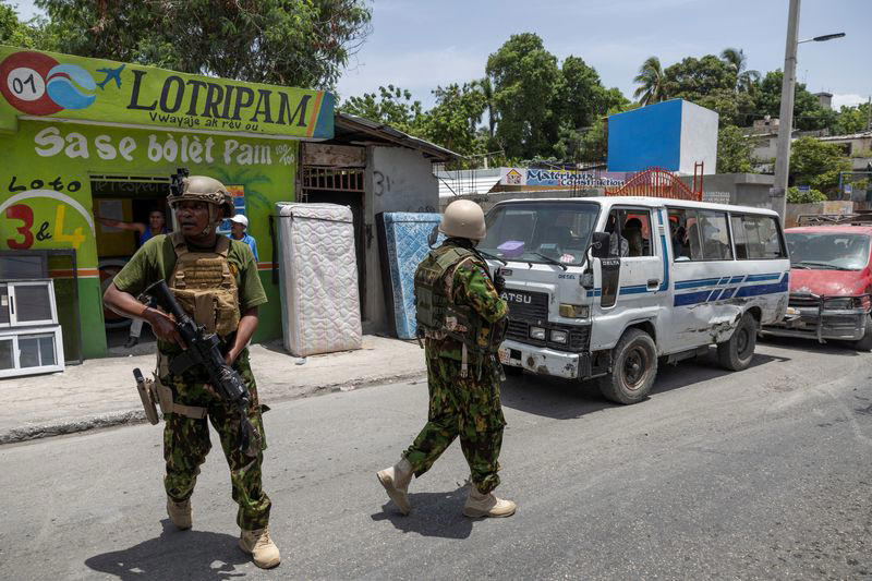 el primer ministro de haití viaja a eeuu mientras la policía keniana patrulla la capital