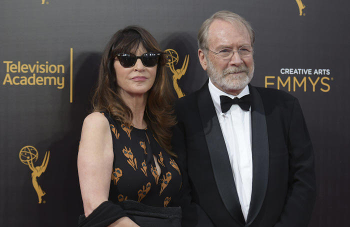 microsoft, martin mull, hip comic and actor from 'fernwood tonight' and 'roseanne,' dies at 80