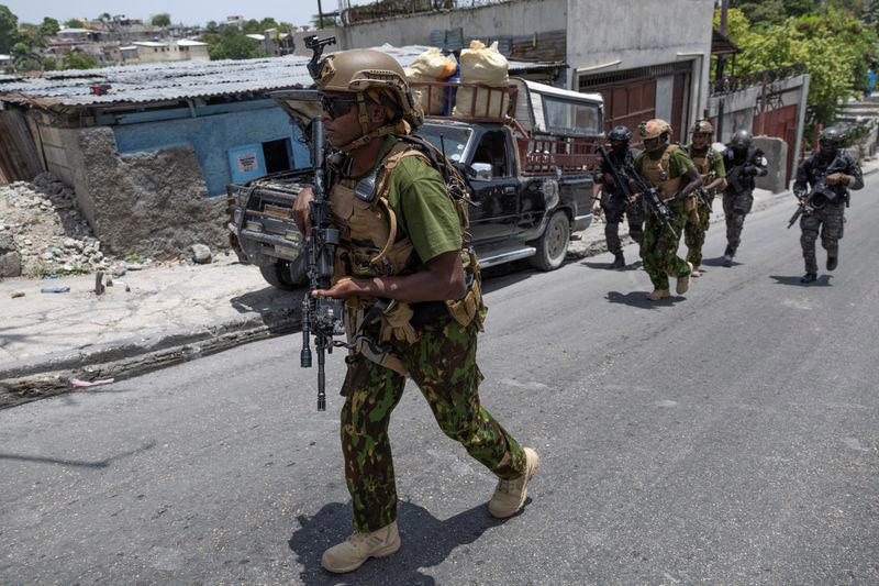el primer ministro de haití viaja a eeuu mientras la policía keniana patrulla la capital