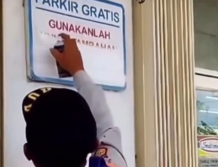 petugas hapus parkir gratis di minimarket, dishub lombok barat : lokasi obyek retribusi
