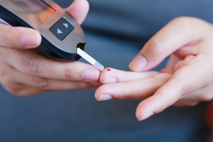 ¿adiós pinchazos? nueva forma de medir glucosa en personas con diabetes usa los fluidos lagrimales