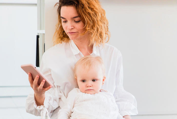 telefoongebruik van moeders leidt tot dit probleem bij jonge kinderen