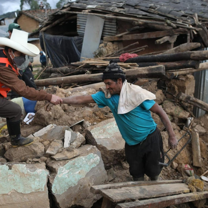 ¡increíble! se abre la tierra en perú tras devastador sismo de magnitud 7 (video)