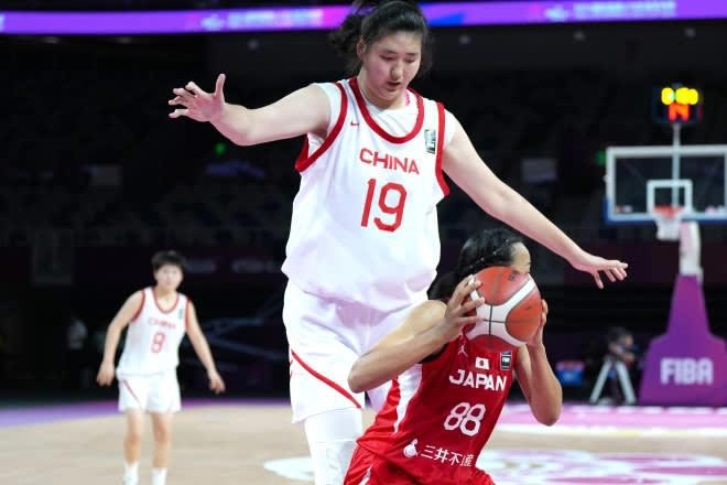 「228センチ？ う～ん…」超巨大な中国女子バスケ17歳が“リアルな身長”を明かす！地元メディアが紹介した「両親のdnaと成長軌跡」にも驚愕