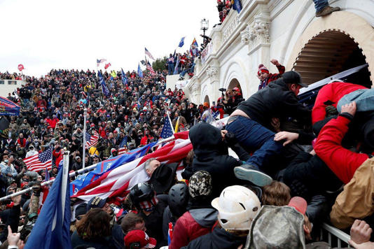 Manifestantes pró-Trump invadiram o Capitólio dos EUA em 6 de janeiro de 2021