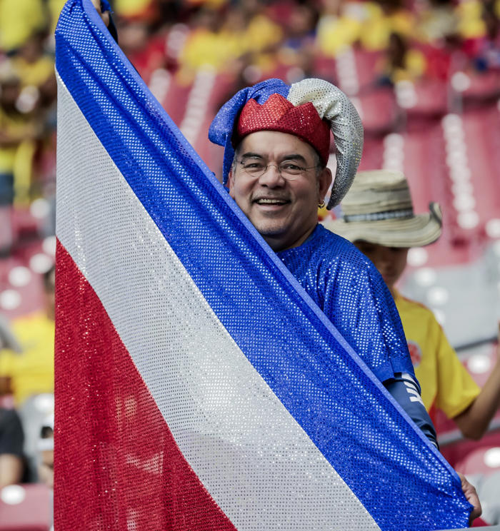colombianos y costarricenses, una sola bandera en el calor de glendale