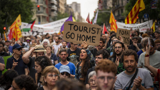 ισπανία: «οχι στον τουρισμό που μας διώχνει από τα σπίτια μας» - χιλιάδες διαδηλωτές στους δρόμους της μάλαγα