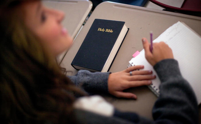 oklahoma implementa la enseñanza obligatoria de la biblia en escuelas públicas