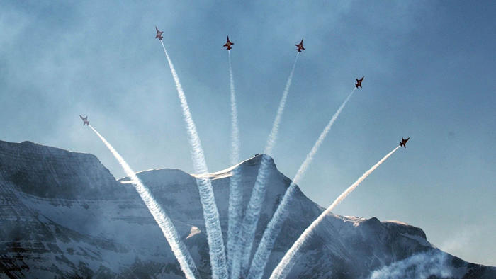 das ende der klassischen flugshows: die patrouille suisse steigt auf elektroflugzeuge um