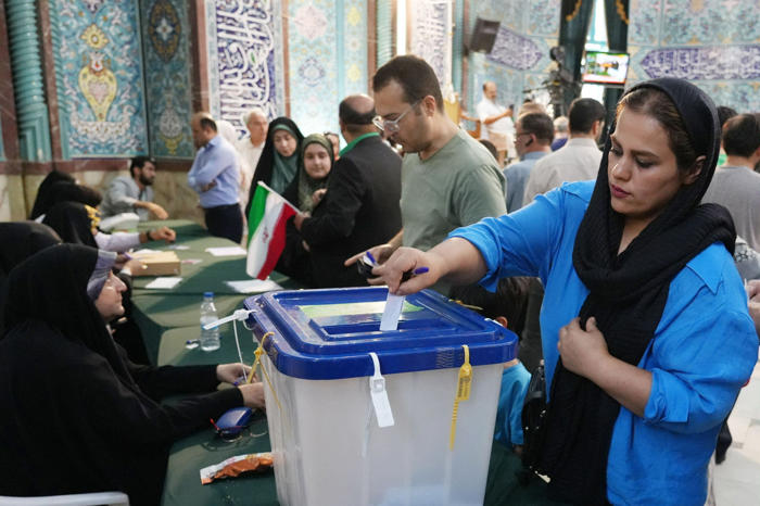 iranin presidentinvaalit menossa toiselle kierrokselle, johdossa uudistusmielinen ja ultrakonservatiivi