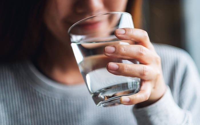 stay hydrated: zóveel water moet je drinken op warme dagen