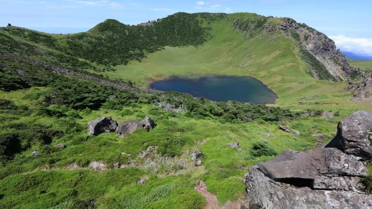 韓国最高峰の漢拏山、ラーメンスープで環境被害 当局が警告