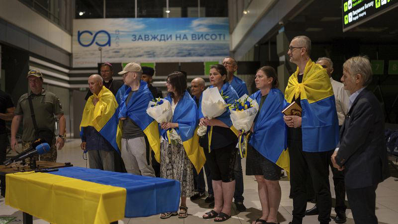 dix prisonniers ukrainiens de retour à kyiv après des années de captivité