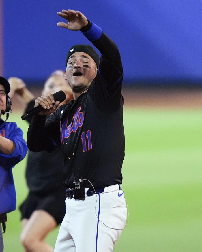 omg! mets infielder jose iglesias performs his song after win